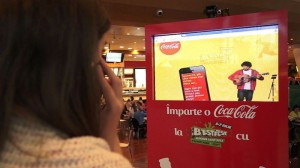 Imparte o Coca-Cola cu Adi Despot