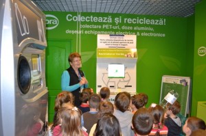 Copii la reciclatoarele verzi