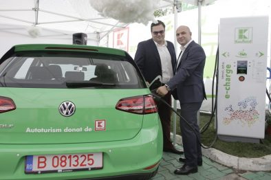 Valer Hancas (Kaufland) si Alexandru Teodorescu (Renovatio) alimenteaza la- statie