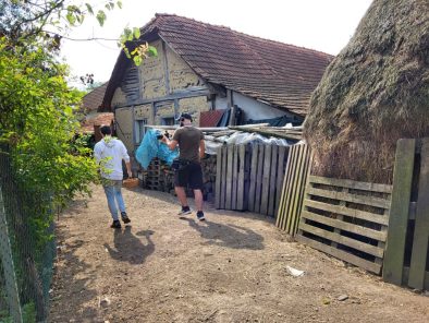 Adunat oua pentru mic dejun la Margina